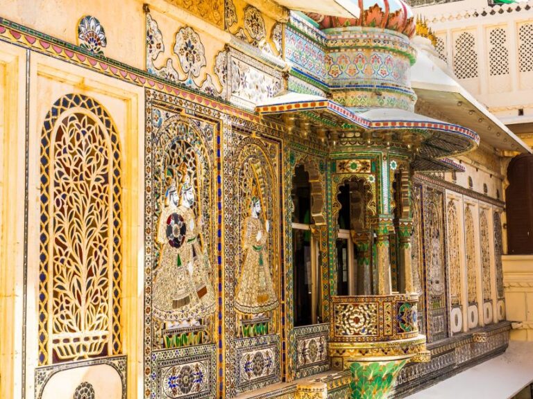 A Complete Tour in Udaipur at 2 Days With Guide Service