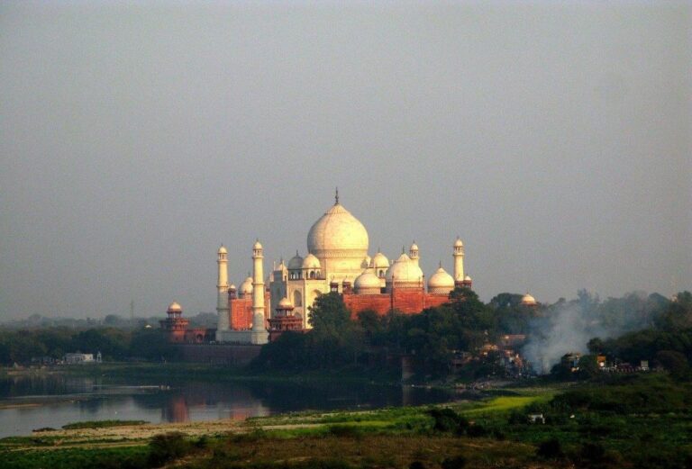 Amazing Sunrise Taj Mahal and Agra Fort Tour From Delhi