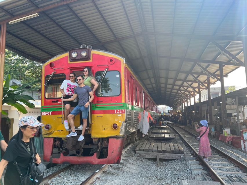 1 amphawa floating market maeklong railway market Amphawa Floating Market & Maeklong Railway Market