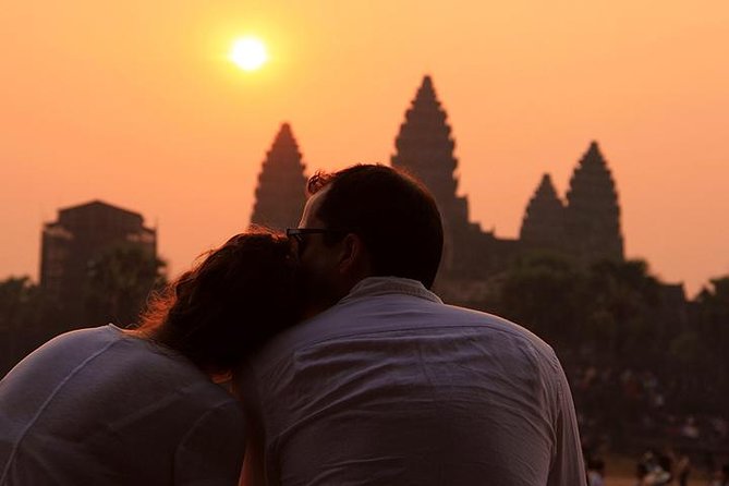 Angkor Sunrise Jeep Tour – Inclusive Breakfast & Lunch