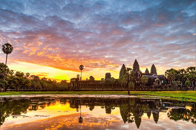 Angkor Sunrise Tour by Bike With Breakfast, Lunch & Tour Guide