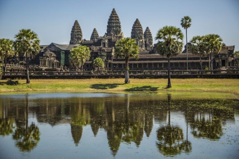 Angkor Wat in a Vintage Jeep With Driver – Jeep Rental