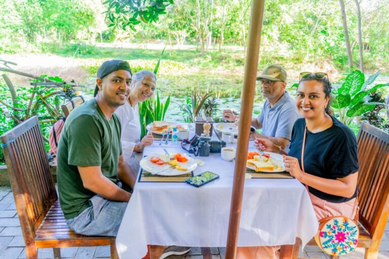 Angkor Wat: Sunrise Jeep Tour With Breakfast and Lunch