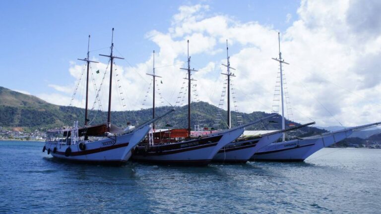 Angra Dos Reis: Boat Tour in Ilha Grande and Lagoa Azul