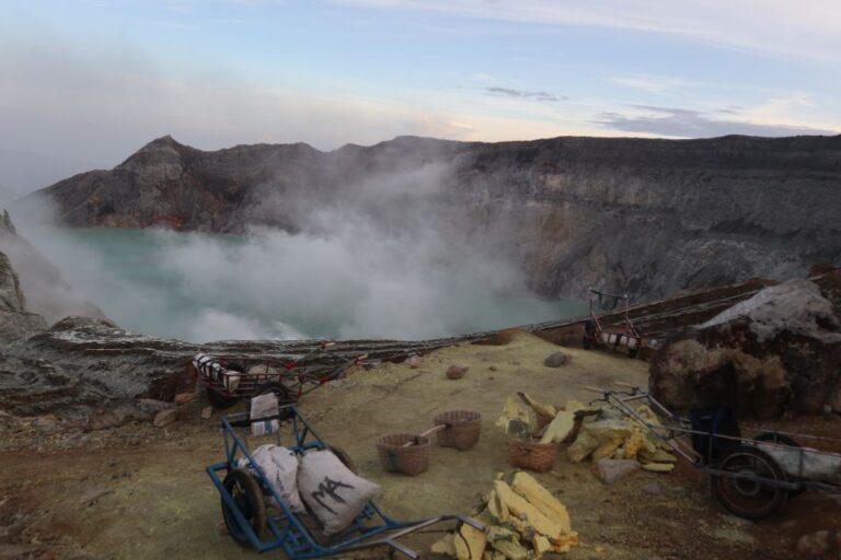 Bali: Mount Ijen Guided Night Walking Tour With Breakfast