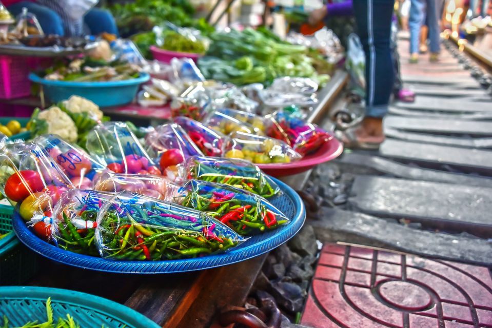 1 bangkok damnoen saduak market and maeklong railway market Bangkok: Damnoen Saduak Market and Maeklong Railway Market