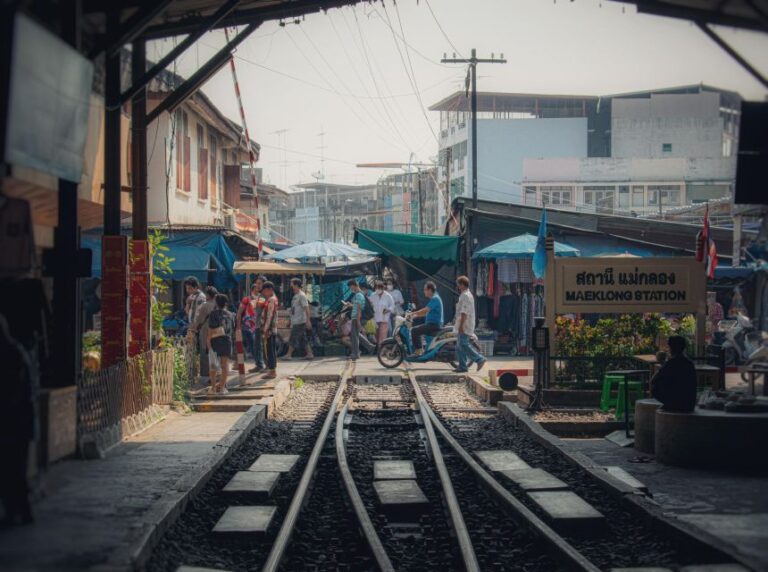 Bangkok: Maeklong Train Market & Amphawa Floating Market