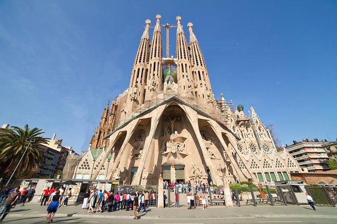 Barcelona Highlights Tour and Montserrat Monastery With Hotel Pick-Up