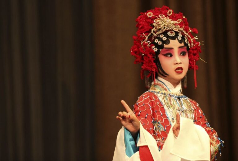 Beijing: Night Tour of Peking Opera Show W/ Transfer