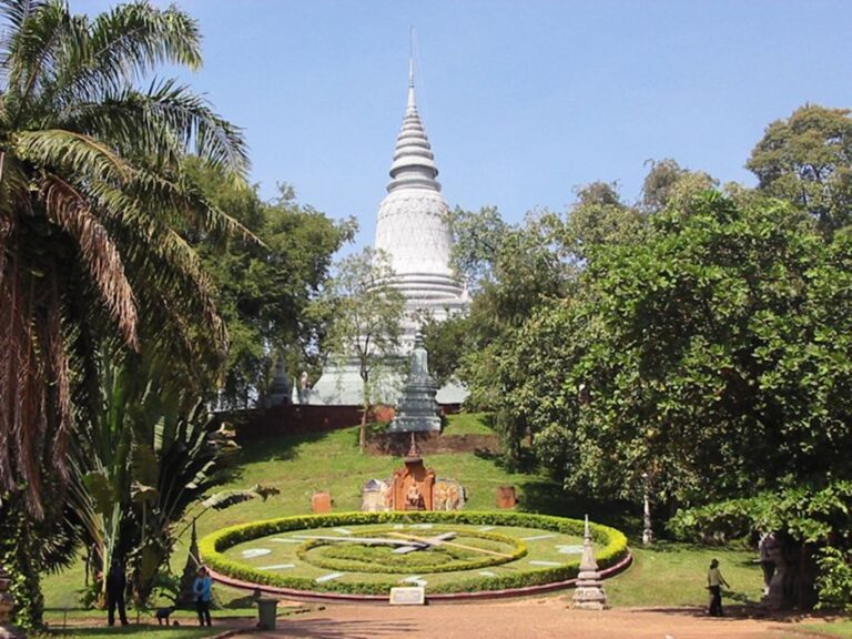 Best of Phnom Penh: Half-Day Private City Tour