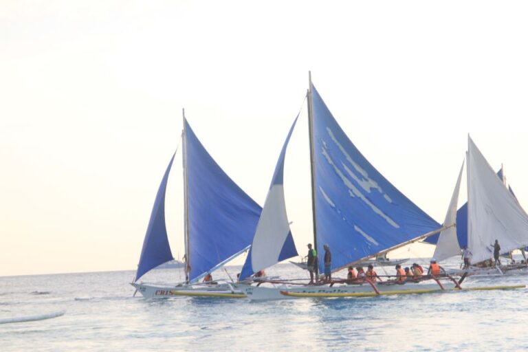 Boracay: Private Traditional Bamboo Boat Sailing Tour