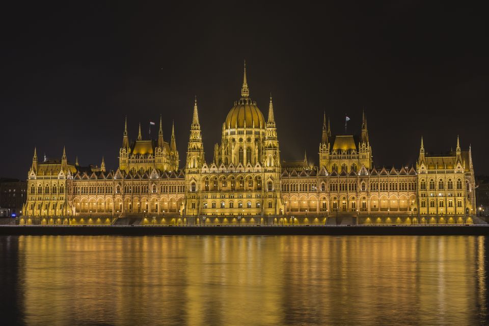 Budapest: 2-Hour Small Group Night Walking Tour