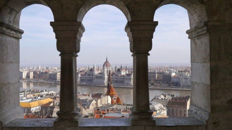 Budapest: Best of City Highlights Walking Tour