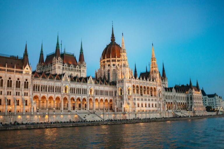 Budapest: Danube Cruise With Hungarian Dinner and Live Music