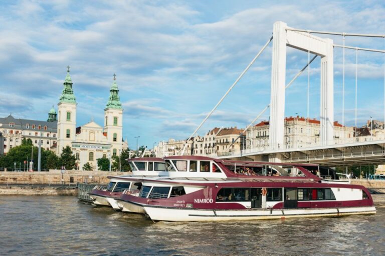 Budapest: Downtown Budapest Cocktail Cruise Winter Edition