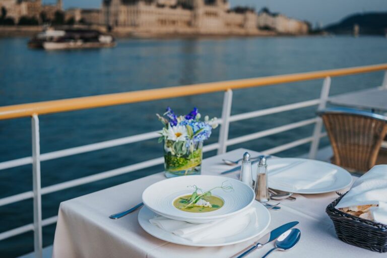 Budapest: Evening Cruise and Dinner With Champagne