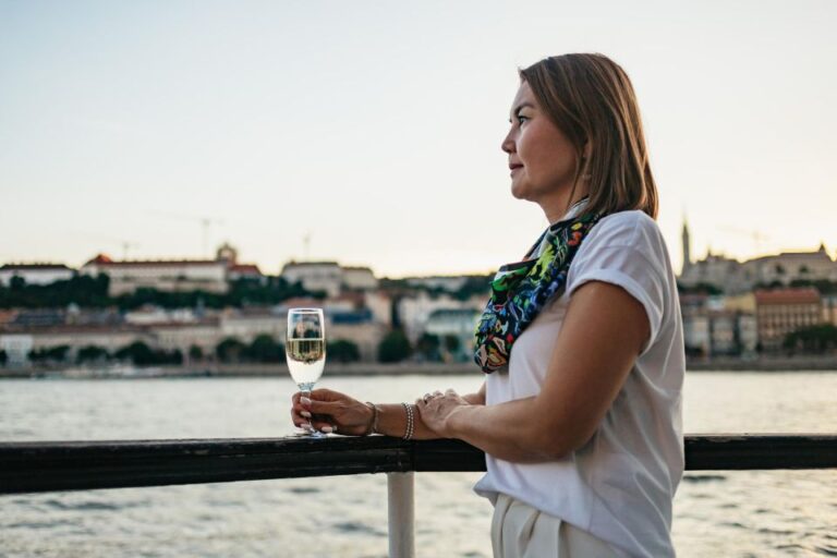 Budapest: Evening Cruise Including Drinks and Live Music