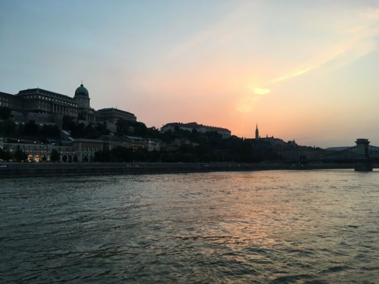 Budapest: Guided Walking Tour With a Local