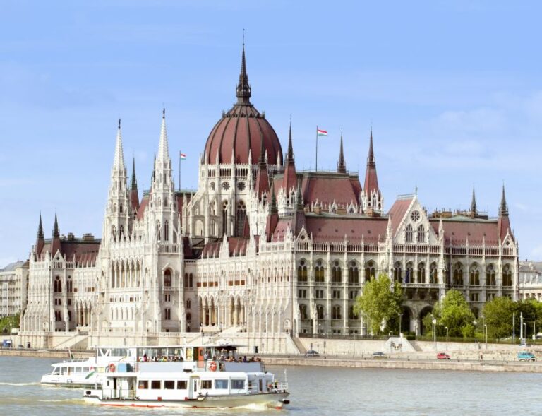 Budapest: Private Walking Tour of City With Spanish Guide