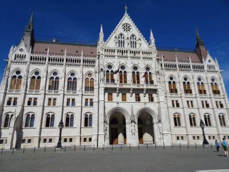Budapest Self-Guided Walking Tour and Scavenger Hunt