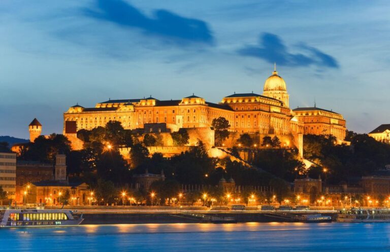 Budapest: Unlimited Prosecco and Wine Sightseeing Cruise