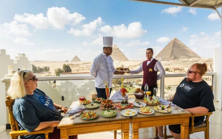 Cairo: Dinner at the Great Pyramid Inn With Hotel Transfers