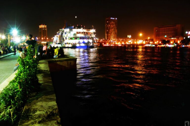 Cairo: Dinner Cruise on the Nile River With Entertainment