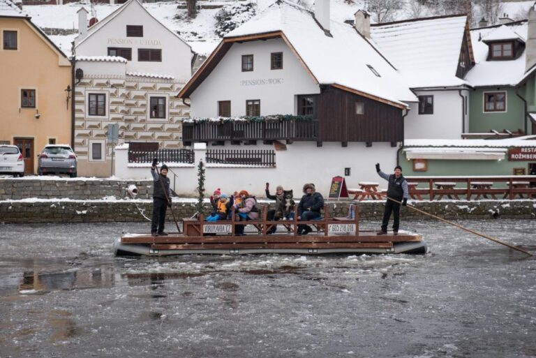 Český Krumlov: Advent Wooden Raft River Cruise