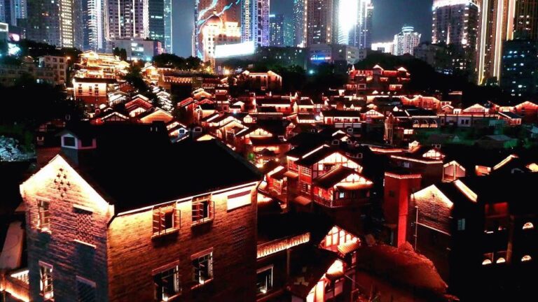 Chongqing: Illuminated Night Tour With Cruise or Hot Pot