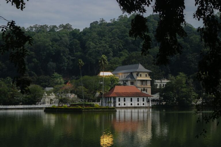 Colombo or Negombo: Temple of the Tooth Kandy Day Trip