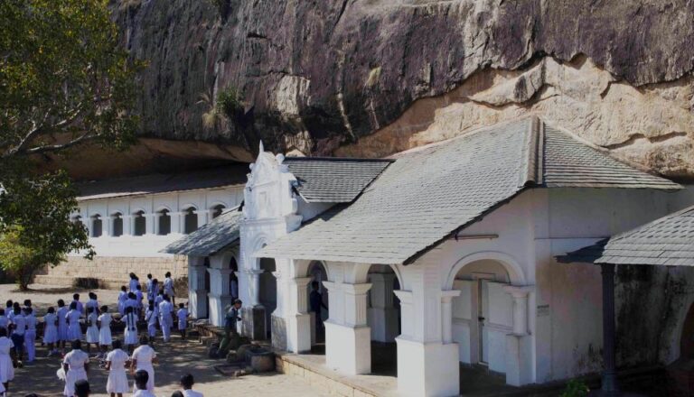 Dambulla:Sigiriya Rock Fortress & Dambulla Cave Temple Tour