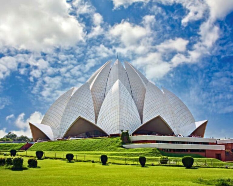 Delhi: Private Spiritual Sites Car Tour With Lunch and Entry