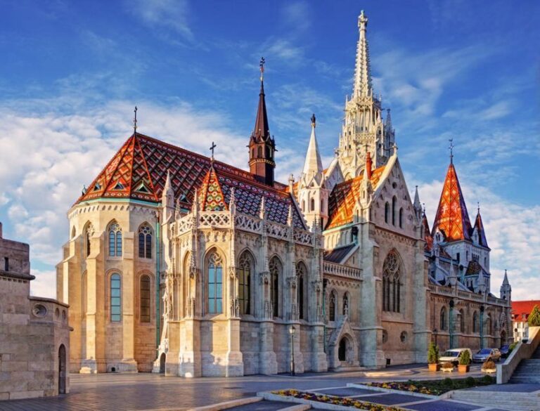 Discover Budapest: Private 3- or 4-Hour Tour by Car