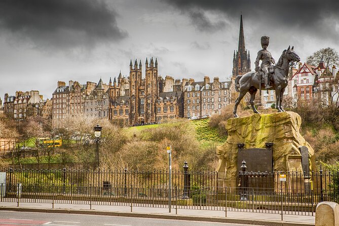 Edinburgh Scavenger Hunt and Best Landmarks Self-Guided Tour
