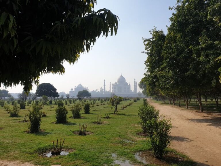 From Delhi: Private 2-Day Taj Mahal & Agra Tour
