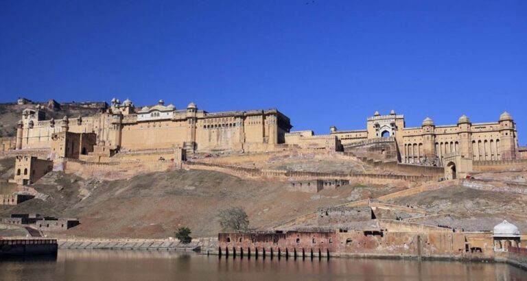 From Delhi: Private Jaipur & Amber Fort Guided Tour by Guide