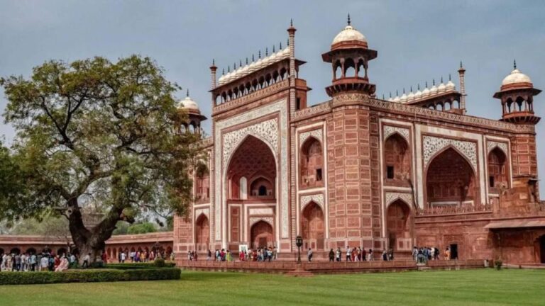 From Delhi: Taj Mahal & Agra Day Trip by Car With Chauffeur