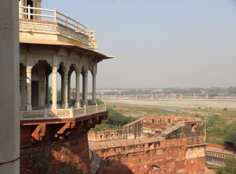 From Delhi: Taj Mahal, Agra Fort, and Baby Taj Tour by Car