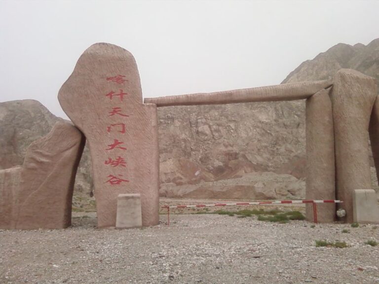 From Kashgar: Private Day Tour to Shipton’s Arch