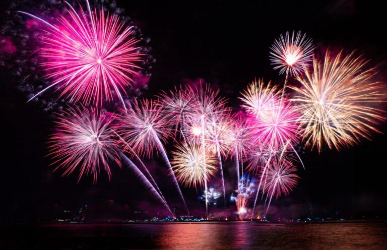 From Lahaina: 4th of July Fireworks Cruise Aboard the Malolo