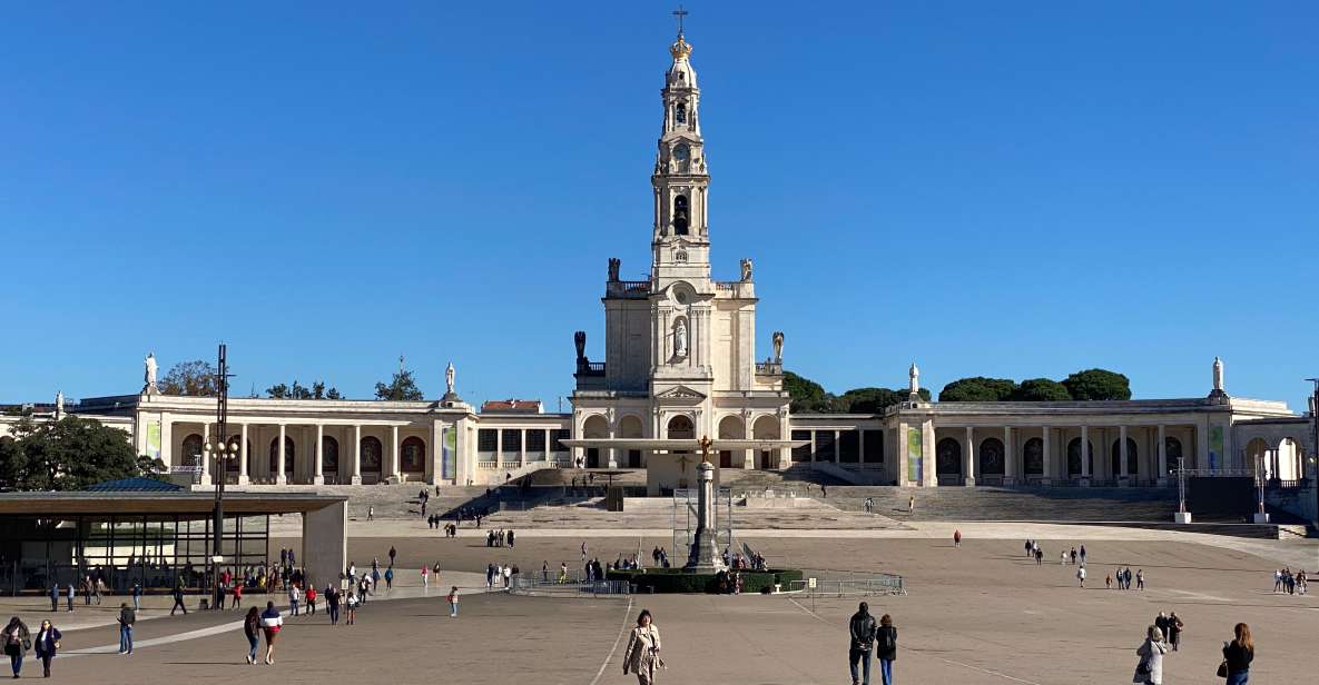 From Lisbon: Fátima, Batalha, Nazaré, and Obidos Tour by Van