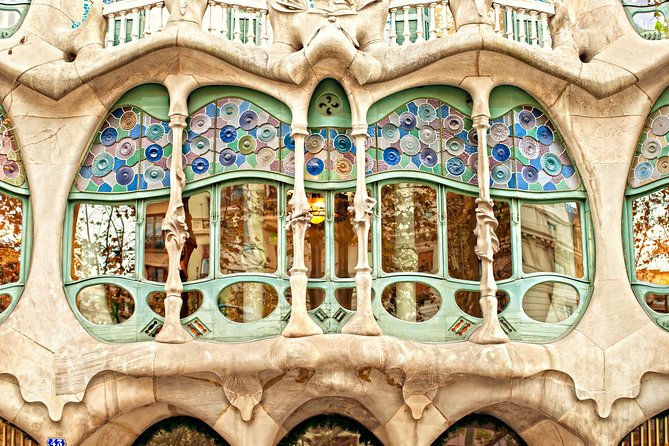 Gaudis Modernist Legacy: Sagrada Familia Small Group Tour