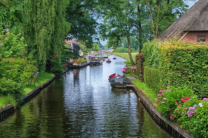 Giethoorn and Batavia Stad Fashion Outlet Private Tour From Amsterdam