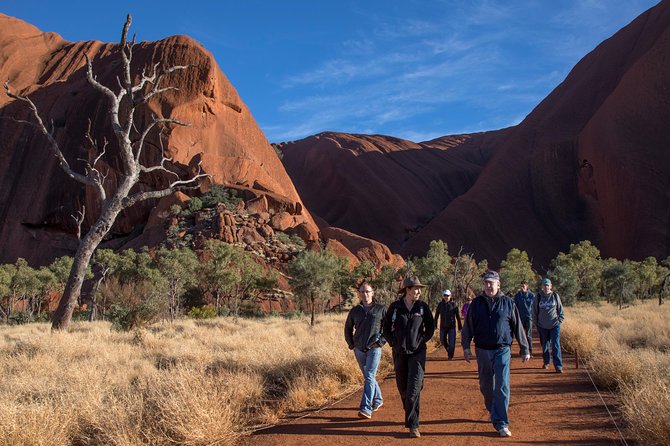 Highlights of Uluru Including Sunrise and Breakfast