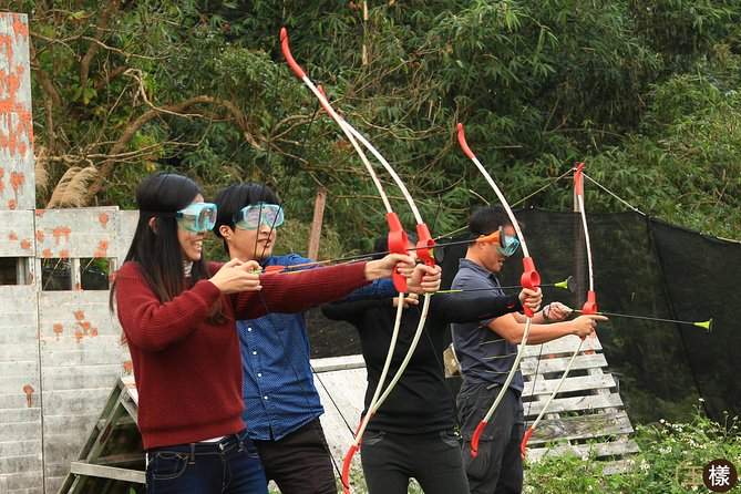 1 hunger games bow and arrow battle Hunger Games Bow and Arrow Battle