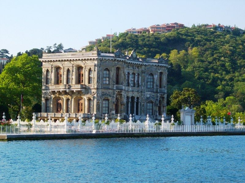 Istanbul: Tour of Garipce Village, Rumeli Fortress and Balat