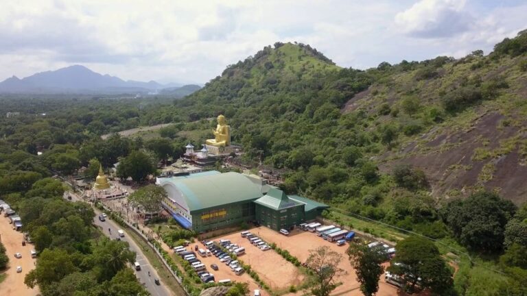 Kandy: Sigiriya Fortress & Cave Temple All-Inclusive Tour