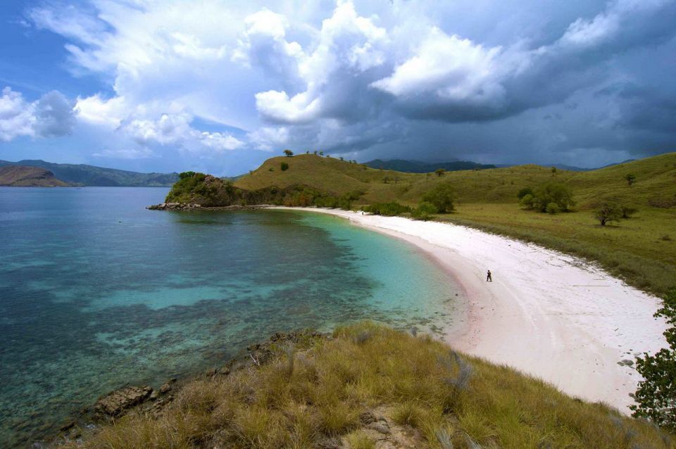 1 komodo islands private 2 day tour on a wooden boat Komodo Islands: Private 2-Day Tour on a Wooden Boat