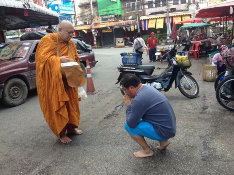 Krabi: Highlights Walking Tour With Buddhist Alms Ceremony