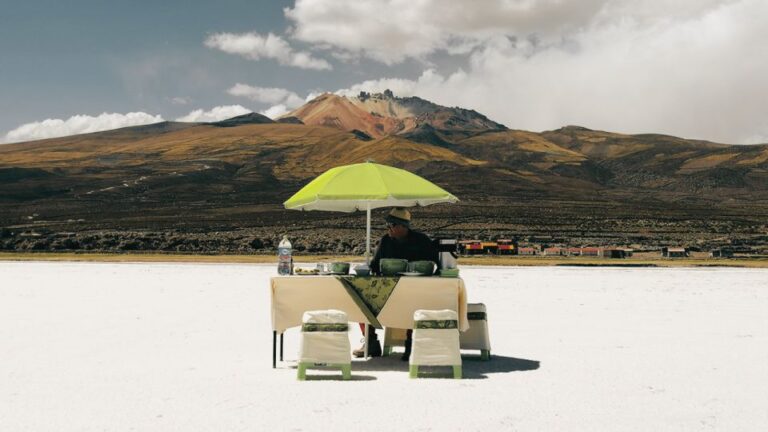 La Paz: 1-Day Uyuni Salt Flats Tour by Flight With Hotel